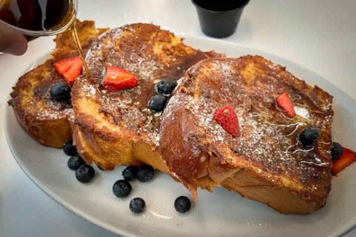 Challah French Toast - Our Picks for the Best Las Vegas Brunch Spots - Siegel's Bagelmania (courtesy of 2 Food Trippers)